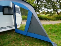                         DASZEK UNIWERSALNY DO PRZYCZEPY KEMPINOWEJ • PRZEDSIONEK OTWARTY LEKKI DO POJAZDÓW KEMPINGOWYCH • NAMIOT • OSŁONA • MARKIZA / WYMIARY - 330 x 250 x 245 CM. / POWIERZCHNIA PODŁOGI - 8,20 m² - zdjęcie 7
                        