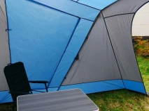                         DASZEK UNIWERSALNY DO PRZYCZEPY KEMPINOWEJ • PRZEDSIONEK OTWARTY LEKKI DO POJAZDÓW KEMPINGOWYCH • NAMIOT • OSŁONA • MARKIZA / WYMIARY - 330 x 250 x 245 CM. / POWIERZCHNIA PODŁOGI - 8,20 m² - zdjęcie 8
                        