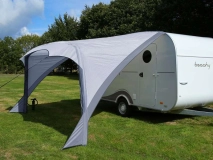                         DASZEK UNIWERSALNY ZE STELAŻEM PNEUMATYCZNYM TYPU EASY AIR DO PRZYCZEPY KEMPINOWEJ LUB KAMPERA • PRZEDSIONEK OTWARTY LEKKI DO POJAZDÓW KEMPINGOWYCH • NAMIOT • OSŁONA • MARKIZA / WYMIARY - 360 x 250 x 245 CM. / POWIERZCHNIA PODŁOGI - 9,0 m² - zdjęcie 2
                        