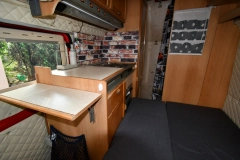                         Kamper Van - Opel Vivaro  - wysoki, zadbany, doposażony - zdjęcie 13
                        