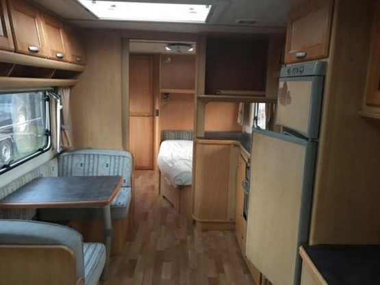                         Przyczepa kempingowa 2003 LMC 710 garderoba, przedsionek, ogrzewanie podłogowe, cena do negocjacji. - zdjęcie 2
                        