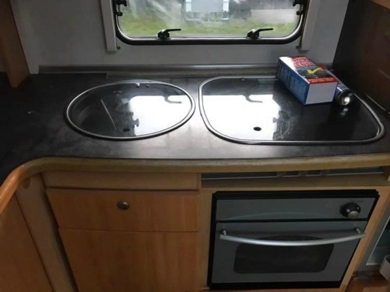                         Przyczepa kempingowa 2003 LMC 710 garderoba, przedsionek, ogrzewanie podłogowe, cena do negocjacji. - zdjęcie 7
                        