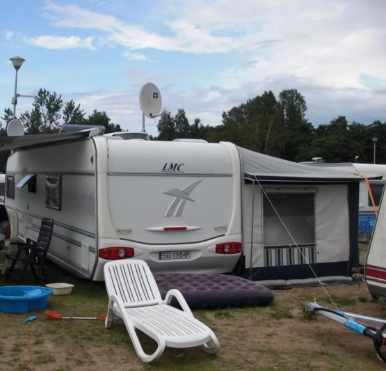                         Przyczepa kempingowa 2003 LMC 710 garderoba, przedsionek, ogrzewanie podłogowe, cena do negocjacji. - zdjęcie 8
                        