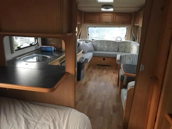                         Przyczepa kempingowa 2003 LMC 710 garderoba, przedsionek, ogrzewanie podłogowe, cena do negocjacji. - zdjęcie 9
                        