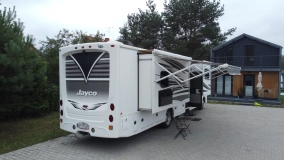                         Kamper amerykański Jayco Precept 36T 2017 Ford F53 - zdjęcie 4
                        