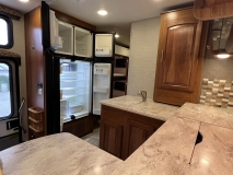                         Kamper amerykański Jayco Precept 36T 2017 Ford F53 - zdjęcie 7
                        