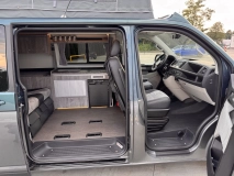                         Volkswagen T6 4MOTION Long Camper | 5 osób | FULL opcja - zdjęcie 12
                        