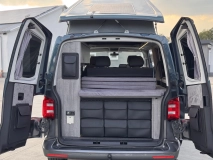                         Volkswagen T6 4MOTION Long Camper | 5 osób | FULL opcja - zdjęcie 23
                        