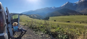                         Renault Trafic z funkcjonalną zabudową  2+1 z homologacją w duchu autentycznego „vanlife off-grid” - zdjęcie 16
                        