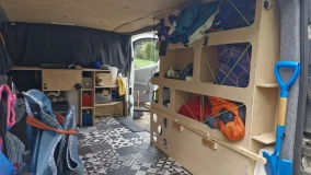                         Renault Trafic z funkcjonalną zabudową  2+1 z homologacją w duchu autentycznego „vanlife off-grid” - zdjęcie 14
                        