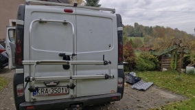                         Renault Trafic z funkcjonalną zabudową  2+1 z homologacją w duchu autentycznego „vanlife off-grid” - zdjęcie 12
                        