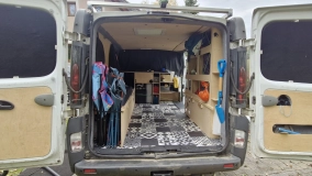                         Renault Trafic z funkcjonalną zabudową  2+1 z homologacją w duchu autentycznego „vanlife off-grid” - zdjęcie 11
                        