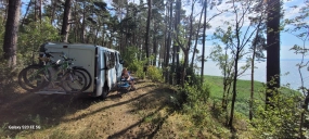                         Renault Trafic z funkcjonalną zabudową  2+1 z homologacją w duchu autentycznego „vanlife off-grid” - zdjęcie 10
                        