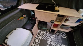                         Renault Trafic z funkcjonalną zabudową  2+1 z homologacją w duchu autentycznego „vanlife off-grid” - zdjęcie 8
                        