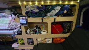                         Renault Trafic z funkcjonalną zabudową  2+1 z homologacją w duchu autentycznego „vanlife off-grid” - zdjęcie 7
                        