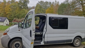                        Renault Trafic z funkcjonalną zabudową  2+1 z homologacją w duchu autentycznego „vanlife off-grid” - zdjęcie 4
                        