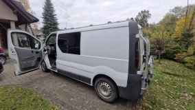                         Renault Trafic z funkcjonalną zabudową  2+1 z homologacją w duchu autentycznego „vanlife off-grid” - zdjęcie 3
                        