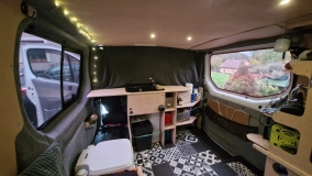                         Renault Trafic z funkcjonalną zabudową  2+1 z homologacją w duchu autentycznego „vanlife off-grid” - zdjęcie 1
                        
