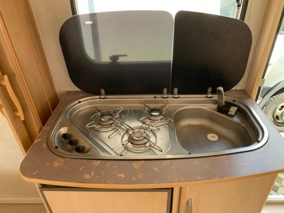                         Przyczepa kempingowa Sterckeman 480 rok 2005 stan BDB. DMC 1060 kg - zdjęcie 10
                        