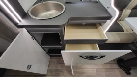                         McLouis MC4 381 - 4 osobowa półintegra / Automat / 745 cm / Face2Face / Łóżko Królewskie / Zimowy / Aktywny tempomat  - zdjęcie 23
                        