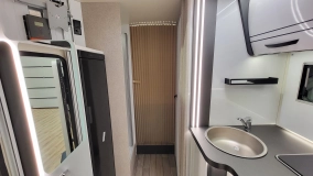                         McLouis MC4 381 - 4 osobowa półintegra / Automat / 745 cm / Face2Face / Łóżko Królewskie / Zimowy / Aktywny tempomat  - zdjęcie 25
                        