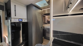                         2026 McLouis NEVIS 879 - 5 osobowy / 2.2 180 KM Automat / Łóżko królewskie / Najbogatsza wersja - zdjęcie 13
                        