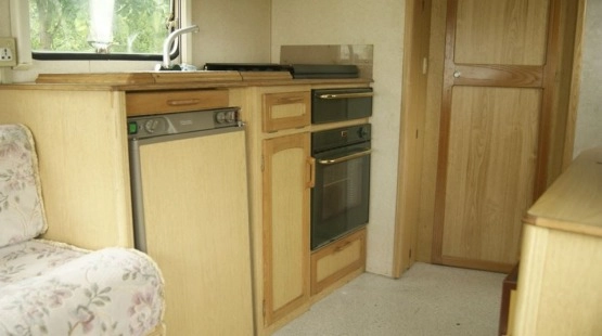                         Przyczepa kempingowa 2-3 osobo po remoncie - mover, 2 przedsionki, markiza, tv, wbudowany zbiornik - zdjęcie 26
                        