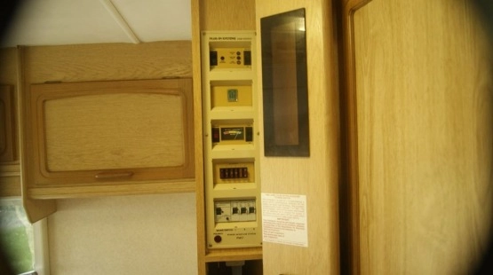                         Przyczepa kempingowa 2-3 osobo po remoncie - mover, 2 przedsionki, markiza, tv, wbudowany zbiornik - zdjęcie 3
                        