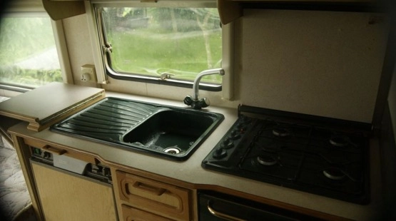                         Przyczepa kempingowa 2-3 osobo po remoncie - mover, 2 przedsionki, markiza, tv, wbudowany zbiornik - zdjęcie 5
                        