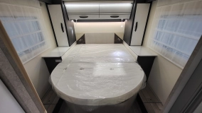                         2026 McLouis MC4 379 - 5 osobowa półintegra / Łóżko królewskie / Ford Transit / NOWY  - zdjęcie 12
                        