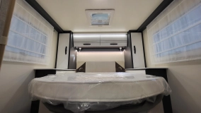                         2026 McLouis MC4 379 - 5 osobowa półintegra / Łóżko królewskie / Ford Transit / NOWY  - zdjęcie 13
                        