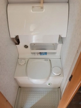                         Przyczepa kempingowa Hobby 4-5 osobowa,niskie DMC,stan idealny, bezwypadkowa, sucha! ciepła woda, namiot, własny akumulator!! - zdjęcie 17
                        