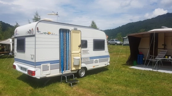                         Przyczepa kempingowa Hobby 4-5 osobowa,niskie DMC,stan idealny, bezwypadkowa, sucha! ciepła woda, namiot, własny akumulator!! - zdjęcie 1
                        