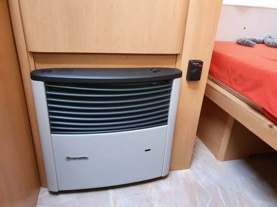                         Przyczepa kempingowa Hobby 4-5 osobowa,niskie DMC,stan idealny, bezwypadkowa, sucha! ciepła woda, namiot, własny akumulator!! - zdjęcie 3
                        