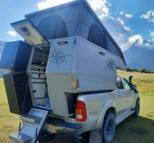                         Toyota Hilux 4x4 (2011)  z zabudową kempingową ( 2021) - zdjęcie 3
                        