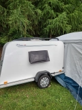                         Mini Przyczepa TOMPLAN – Lekka (DMC 650kg), Idealna dla 2 osób - zdjęcie 1
                        