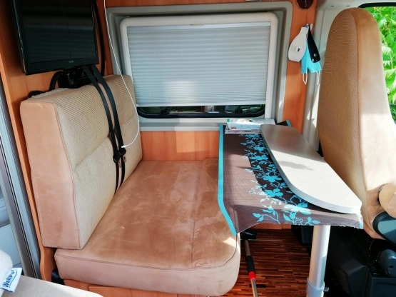                         Fiat Ducato Kamper Hymer 2013r max długi 53 tys km - zdjęcie 10
                        