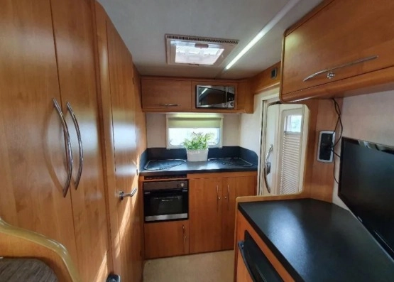                         Ford Transit Camper 2013 od osoby prywatnej ( kamper ) - zdjęcie 7
                        