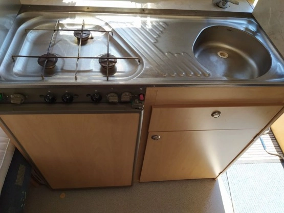                         Przyczepa kempingowa Chateau Calista 390, rok 1998, 4-5 osobowa - zdjęcie 3
                        