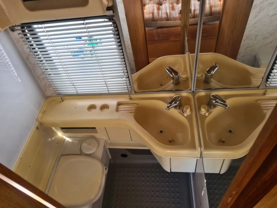                         CAMPER Fiat Ducato 2.5D KAMPER Burstner IDEALNY WERSJA ZIMOWA - zdjęcie 3
                        