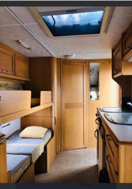                         Przyczepa kempingowa COMPASS CORONA + Motomover + Przedsionek - zdjęcie 7
                        