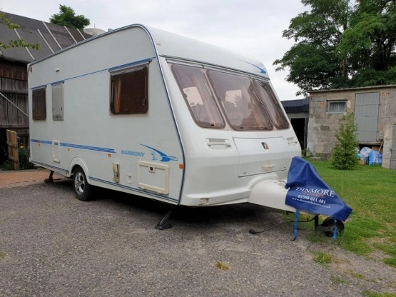                         Przyczepa kempingowa 4/5cio osobowa + przedsionek. Bez przykrych zapachów, miękkich ścian i podłogi - zdjęcie 1
                        