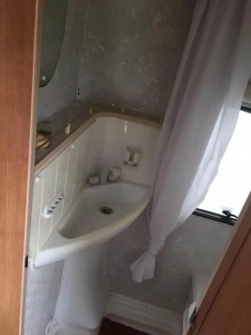                         Przyczepa kempingowa 4/5cio osobowa + przedsionek. Bez przykrych zapachów, miękkich ścian i podłogi - zdjęcie 3
                        