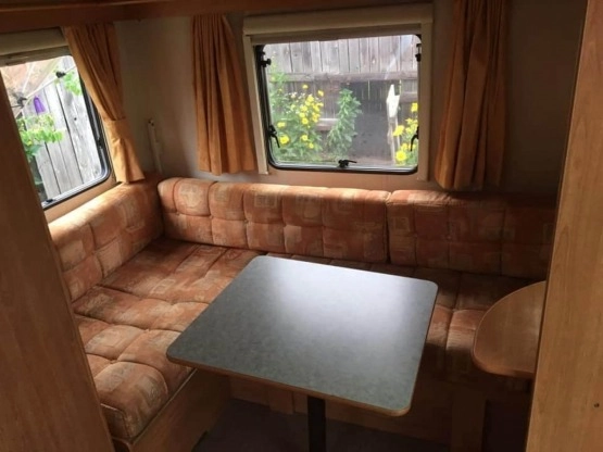                         Przyczepa kempingowa 4/5cio osobowa + przedsionek. Bez przykrych zapachów, miękkich ścian i podłogi - zdjęcie 7
                        