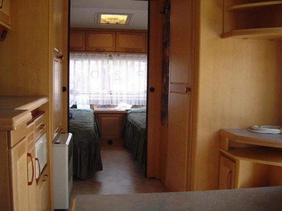                         Przyczepa Hobby 560 UL z przedsionkiem i daszkiem - zdjęcie 2
                        