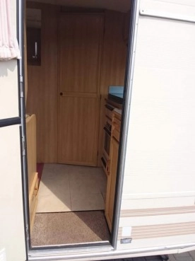                         kemping Fleetwood Colchester 1996 r. dla 4 osób z łóżkiem piętrowym, z łazienką - zdjęcie 8
                        