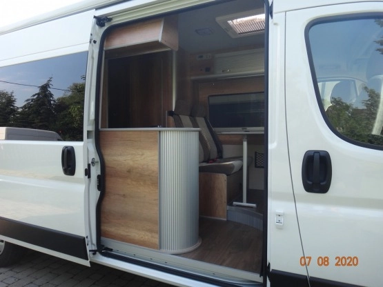                         Nowy kamper 2+2 Peugeot Boxer 2.2 HDi 165KM, panel słoneczny, długość <6m - zdjęcie 14
                        