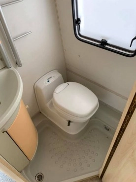                         Burstner Scala z 1999 r. - zdjęcie 9
                        