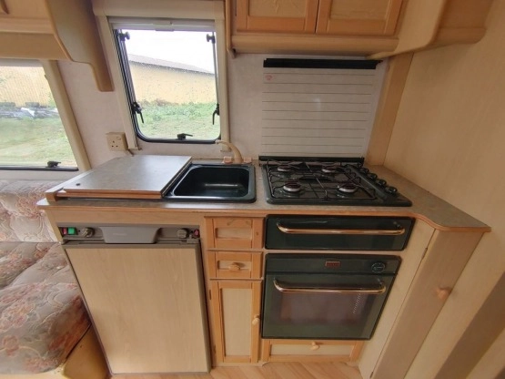                         Mała przyczepa Sterling Europa 460NT idealna dla pary, dla wędkarzy, itd. - zdjęcie 4
                        