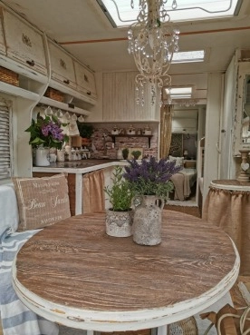                         Jedyna taka prowansalska przyczepa kempingowa  - zdjęcie 2
                        